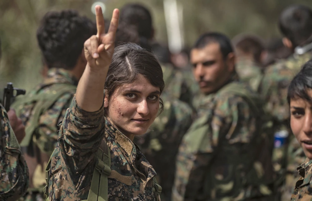 Thành viên Lực lượng dân chủ Syria (SDF) sau chiến dịch truy quét các tay súng cuối cùng của Tổ chức khủng bố Hồi giáo (IS) tự xưng tại thành trì ở làng Baghouz, miền Đông Syria. (Ảnh: AFP/TTXVN)