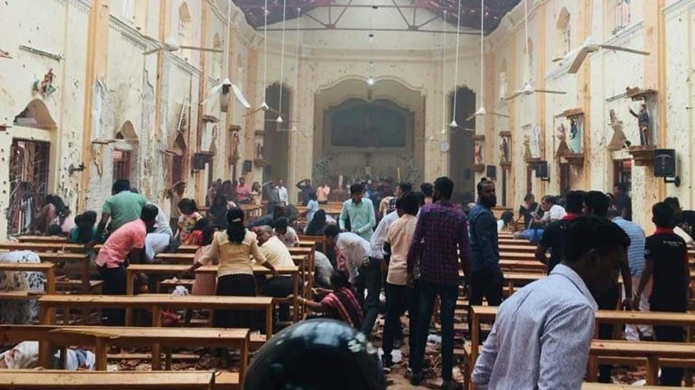 Hiện trường đổ nát sau vụ nổ tại một nhà thờ ở Kochchikade, thủ đô Colombo, Sri Lanka ngày 21/4/2019. (Ảnh: INDIA TODAY/TTXVN)