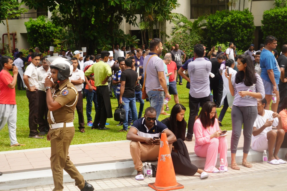 Người dân sơ tán ra bên ngoài khách sạn, nơi xảy ra vụ nổ ở thủ đô Colombo, Sri Lanka, ngày 21/4/2019. (Ảnh: THX/ TTXVN)
