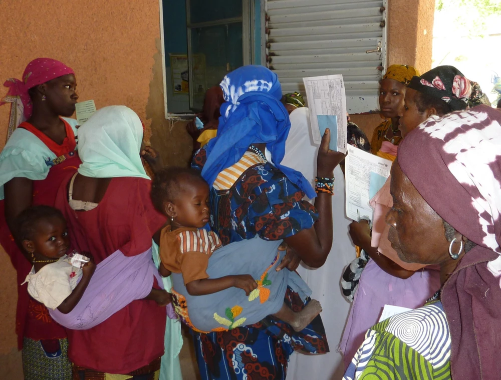 Các em nhỏ mắc sốt rét và suy dinh dưỡng tại trung tâm y tế của Tổ chức bác sỹ không biên giới (MSF) ở Guidan-Roumdji, Niger. Ảnh: AFP/ TTXVN 