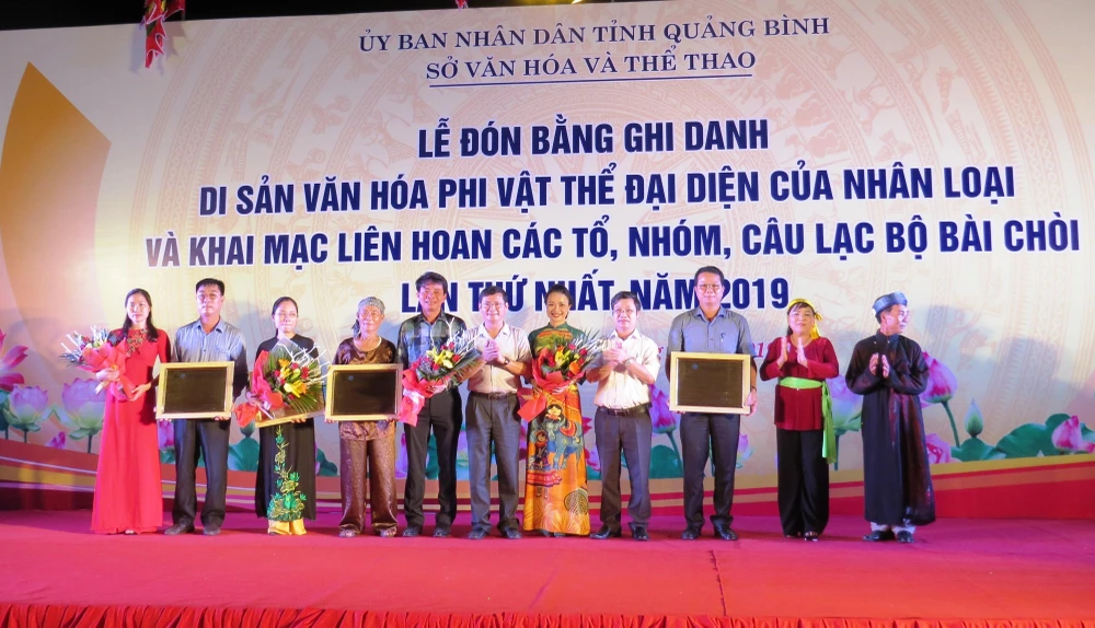Đại diện lãnh đạo tỉnh Quảng Bình trao bằng UNESCO ghi danh “Nghệ thuật Bài Chòi Trung Bộ Việt Nam” là Di sản văn hóa phi vật thể đại diện của nhân loại cho các địa phương trong tỉnh có Di sản. (Ảnh: Võ Dung-TTXVN)