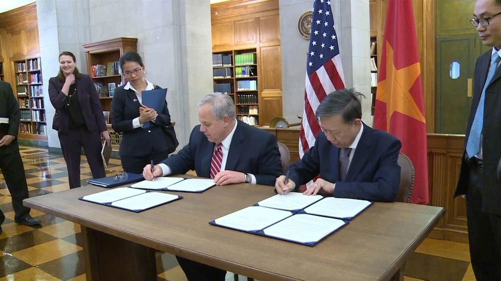 Bộ trưởng Tô Lâm và Bộ trưởng Davis Bernhardt ký Bản ghi nhớ về chống mua bán trái phép động, thực vật hoang dã giữa Bộ Công an Việt Nam và Bộ Nội vụ Hoa Kỳ. (Ảnh: TTXVN)
