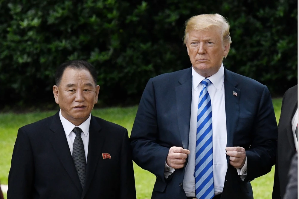 Trưởng đoàn đàm phán của Triều Tiên Kim Yong-chol (trái) hội kiến Tổng thống Mỹ Donald Trump tại Washington DC., ngày 1/6/2018. Ảnh: EPA/TTXVN)