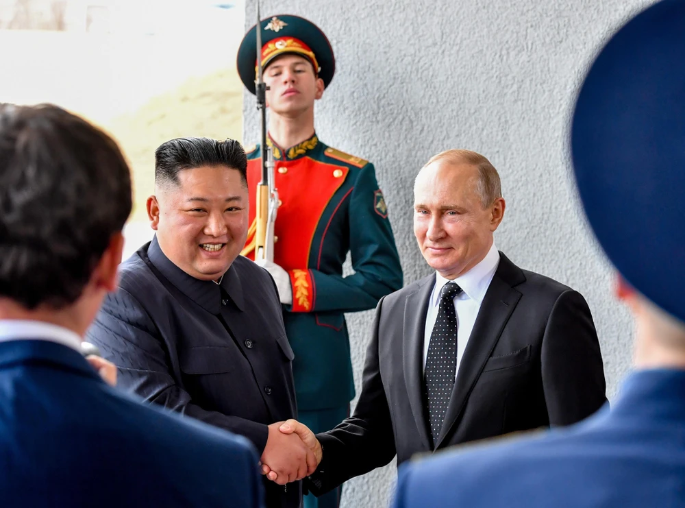 Tổng thống Nga Vladimir Putin (phải) trong cuộc gặp nhà lãnh đạo Triều Tiên Kim Jong-un (thứ 2, trái) tại Trường Đại học Liên bang Viễn Đông ngày 25/4/2019. (Ảnh: AFP/TTXVN) 
