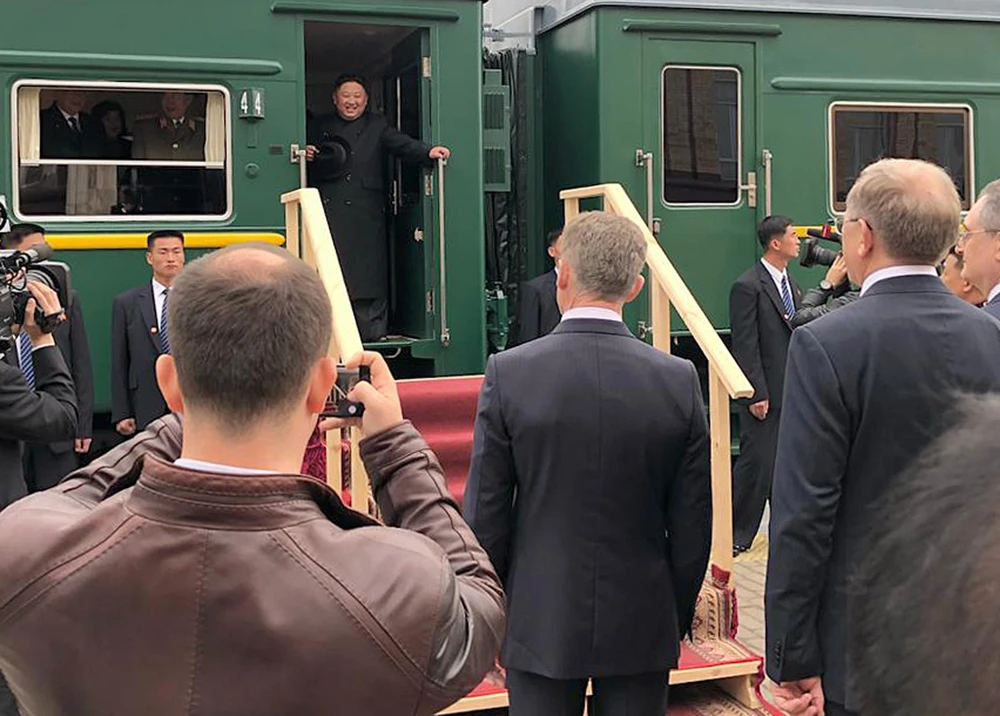 Nhà lãnh đạo Triều Tiên Kim Jong-un rời khỏi tàu hỏa khi đến nhà ga Khasan trong hành trình tới thành phố Vladivostok dự Hội nghị thượng đỉnh với Tổng thống Nga Vladimir Putin, ngày 24/4/2019. (Ảnh: YONHAP/TTXVN) 