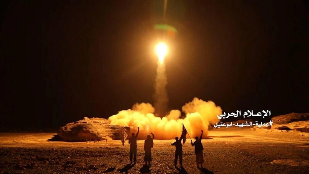 Vụ phóng tên lửa của do phiến quân Houthi tại Yemen tiến hành nhằm vào Saudi Arabia ngày 25/3/2018. (Ảnh: Reuters/TTXVN)