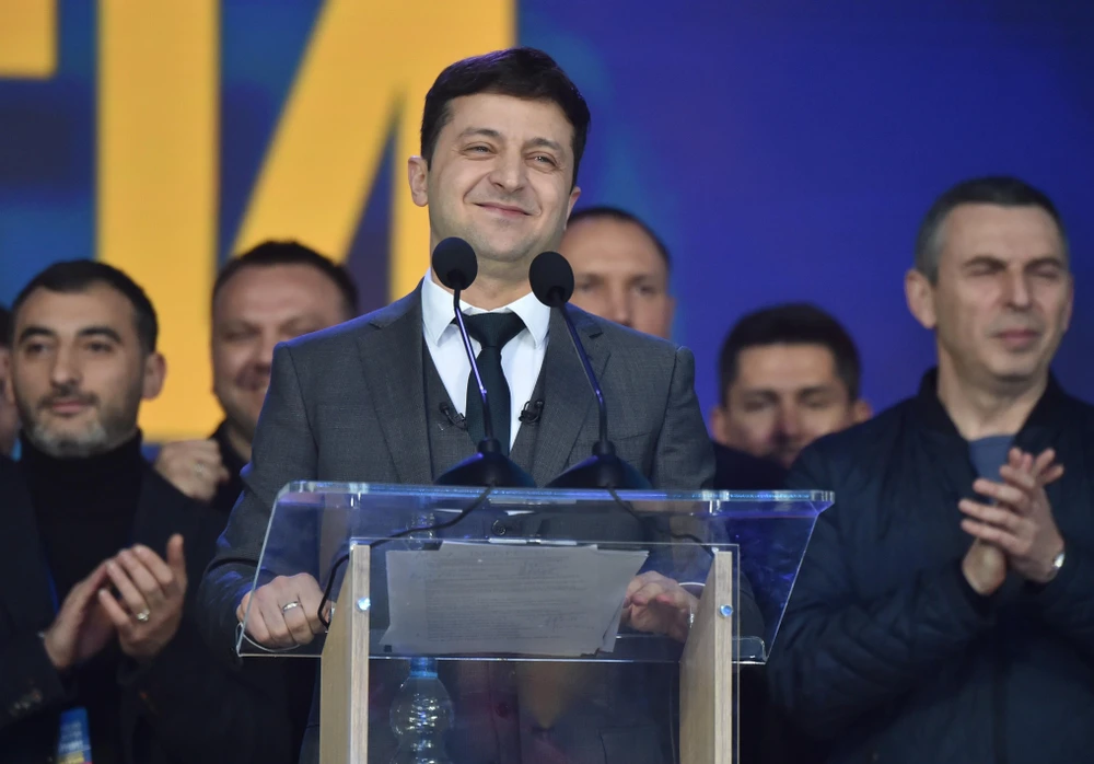 Danh hài Volodymyr Zelensky, 41 tuổi, đã giành chiến thắng áp đảo trước Tổng thống đương nhiệm Poroshenko trở thành tân Tổng thống Ukraine. (Ảnh: AFP/ TTXVN) 