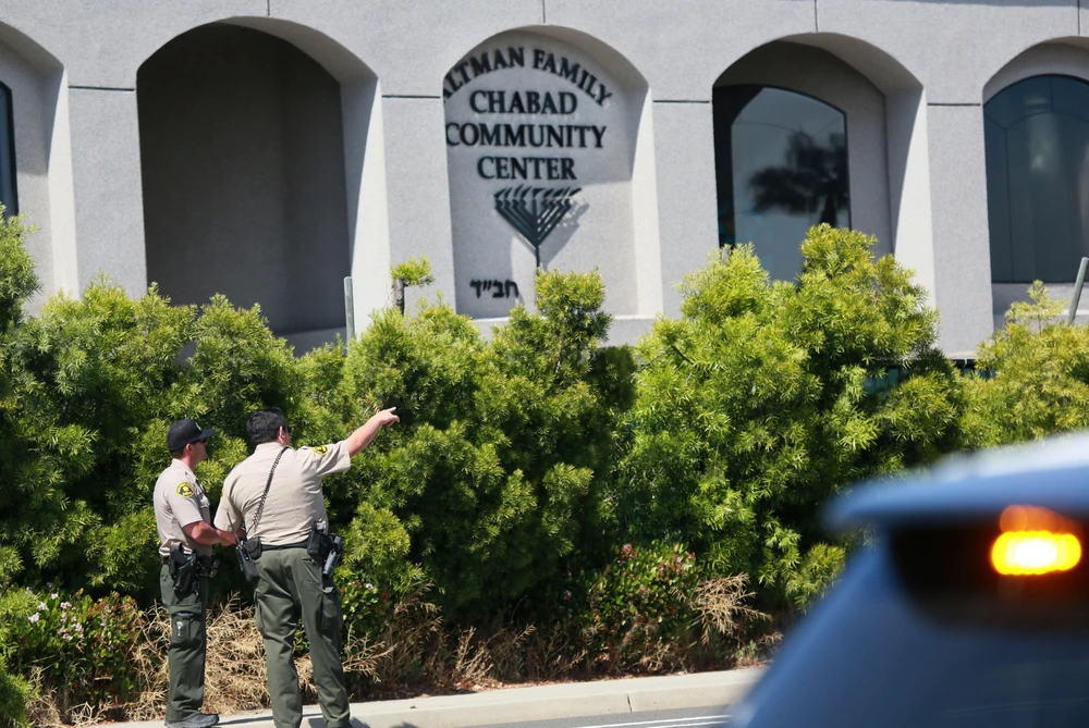 Cảnh sát Mỹ điều tra tại hiện trường vụ xả súng nhằm vào giáo đường Do Thái ở thị trấn Poway, San Diego, bang California ngày 27/4/2019. (Ảnh: AFP/TTXVN)