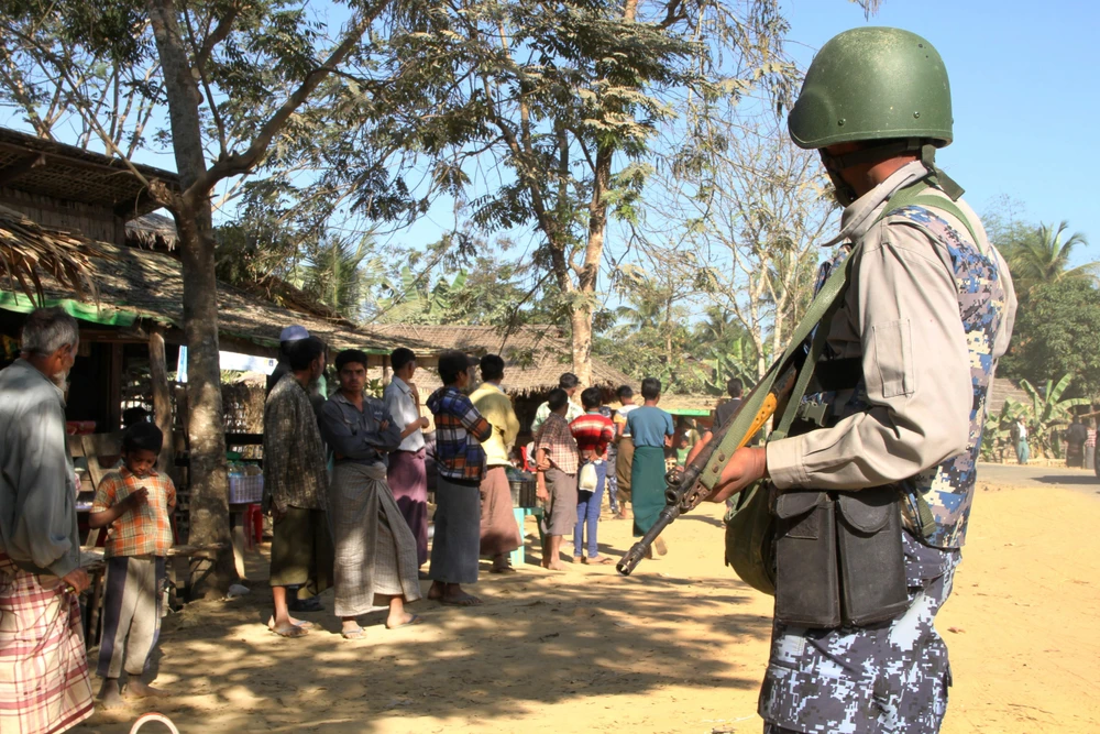 Cảnh sát Myanmar gác tại khu vực Buthidaung, bang Rakhine, ngày 25/1/2019. (Ảnh: AFP/ TTXVN)