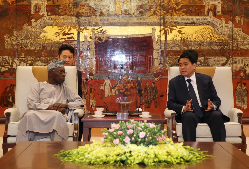 Chủ tịch UBND thành phố Hà Nội Nguyễn Đức Chung với ông Olusegun Obasanjo, cựu Tổng thống Nigeria, chuyên gia nghiên cứu cao cấp châu Phi. (Ảnh: Lâm Khánh/TTXVN)
