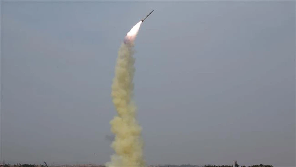 Một vụ thử tên lửa dẫn đường kiểu mới của Triều Tiên tại một địa điểm không xác định. (Ảnh: AFP/TTXVN)