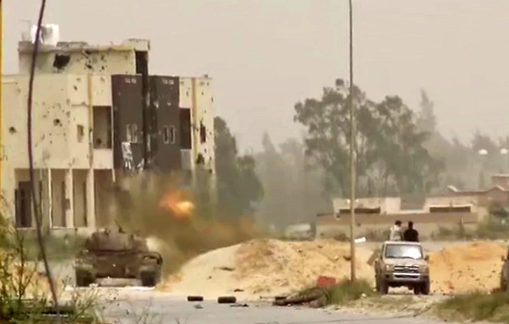 Giao tranh giữa lực lượng trung thành với Tướng Khalifa Haftar và binh sĩ quân đội Chính phủ Đoàn kết dân tộc Libya (GNA) tại khu vực ngoại ô Tripoli ngày 24/4. (Ảnh: AFP/TTXVN)