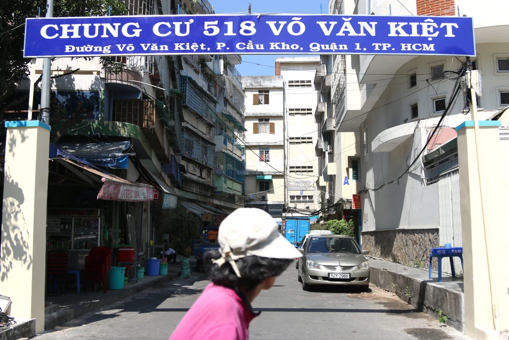 Chung cư 518 Võ Văn Kiệt bị nghiêng lún, mất an toàn cho cư dân. (Ảnh: Trần Xuân Tình/TTXVN)