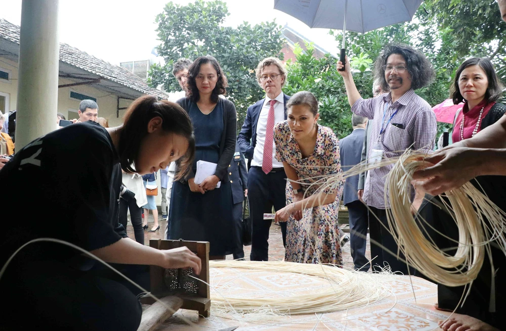 Công chúa kế vị Thụy Điển Victoria Ingrid Alice Desiree thăm làng nghề truyền thống mây tre đan Phú Vinh, Hà Nội. (Ảnh: Văn Điệp/TTXVN)