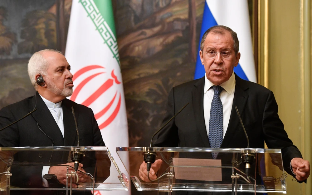 Ngoại trưởng Nga Sergei Lavrov (phải) và Ngoại trưởng Iran Mohammad Java Zarif (trái) tại cuộc họp báo chung ở Moskva, Nga, ngày 8/5. (Ảnh: AFP/TTXVN)