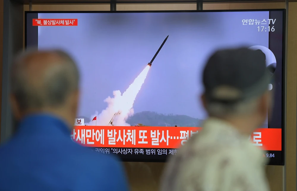 Người dân theo dõi chương trình truyền hình về vụ phóng các vật thể không xác định của Triều Tiên tại nhà ga đường sắt ở Seoul ngày 9/5/2019. (Ảnh: AFP/TTXVN)