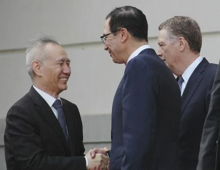 Phó Thủ tướng Trung Quốc Lưu Hạc (trái) trong cuộc gặp Đại diện thương mại Mỹ Robert Lighthizer (phải) và Bộ trưởng Tài chính Mỹ Steven Mnuchin (giữa) ở Washington, DC, Mỹ, ngày 9/5/2019. (Ảnh: Kyodo/ TTXVN)