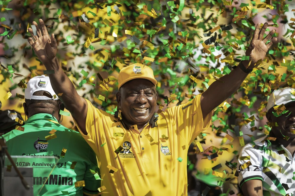 Tổng thống Nam Phi đồng thời là Chủ tịch đảng ANC Cyril Ramaphosa vẫy chào những người ủng hộ tại Johannesburg, Nam Phi ngày 5/5. (Ảnh: AFP/TTXVN)