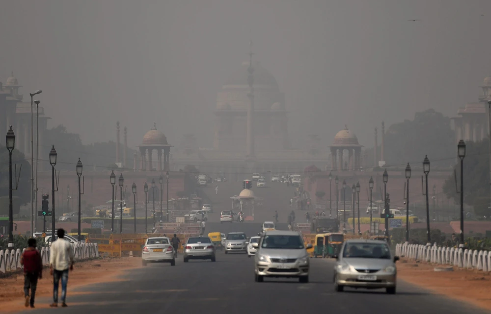 Khói mù ô nhiễm bao phủ bầu trời New Delhi, Ấn Độ ngày 25/10/2018. (Ảnh: AFP/ TTXVN)
