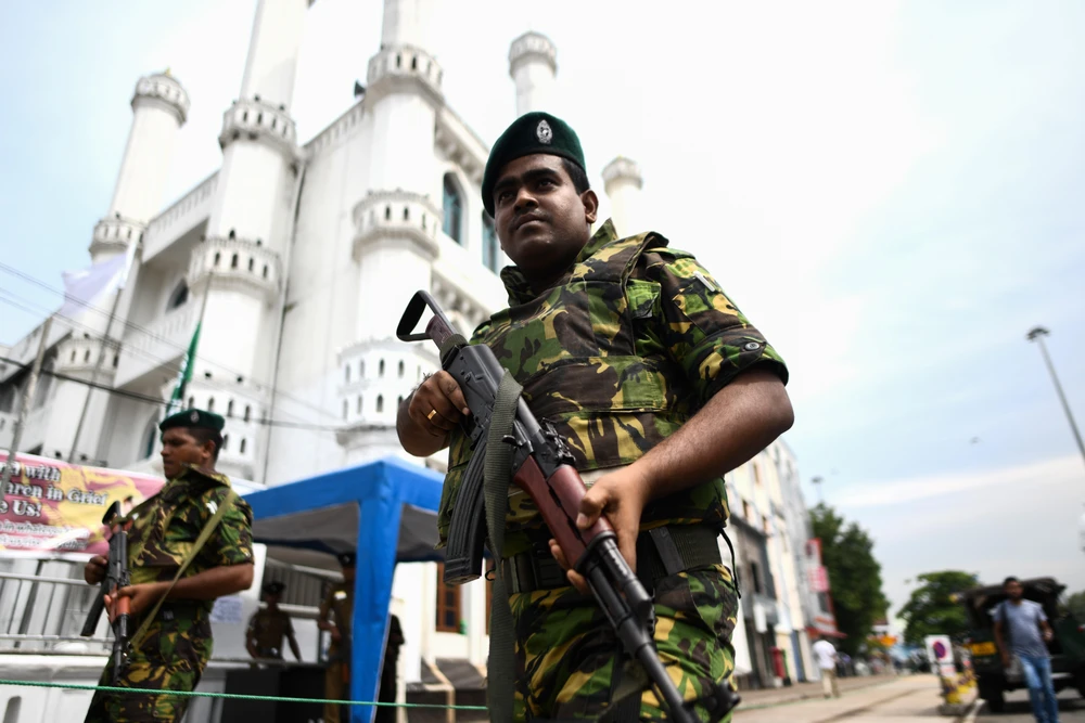Cảnh sát Sri Lanka gác bên ngoài một nhà thờ Hồi giáo ở Colombo. (Ảnh: AFP/TTXVN)