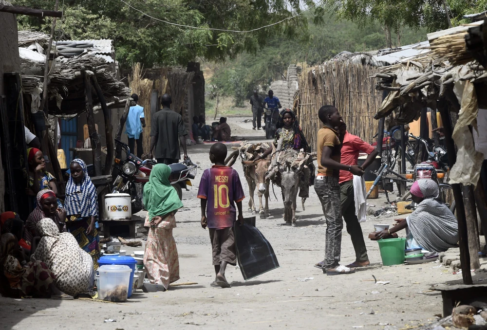 Người dân tại một khu chợ ở Nougboua, khu vực hồ Chad, CH Chad ngày 6/4/2015. (Ảnh: AFP/ TTXVN)