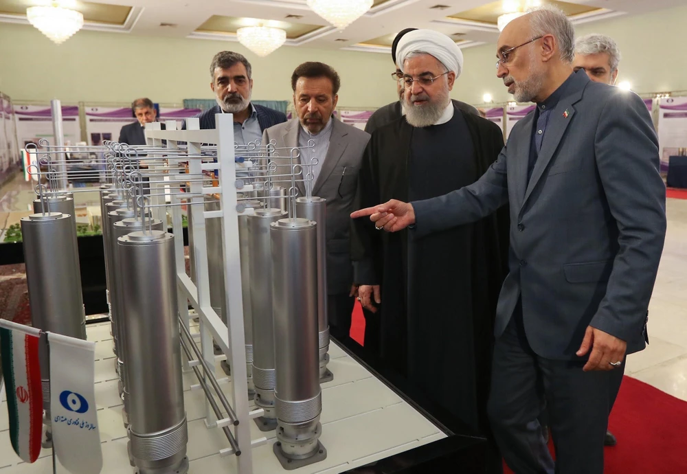 Tổng thống Iran Hassan Rouhani (thứ 2, phải) thăm quan một triển lãm nhân "Ngày công nghệ hạt nhân" ở thủ đô Tehran ngày 9/4/2019. (Ảnh: AFP/TTXVN)