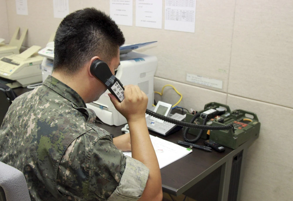 Binh sỹ thuộc Bộ Thống nhất Hàn Quốc liên lạc với người đồng cấp Triều Tiên qua đường dây nóng quân sự liên Triều. (Nguồn: EPA/TTXVN)