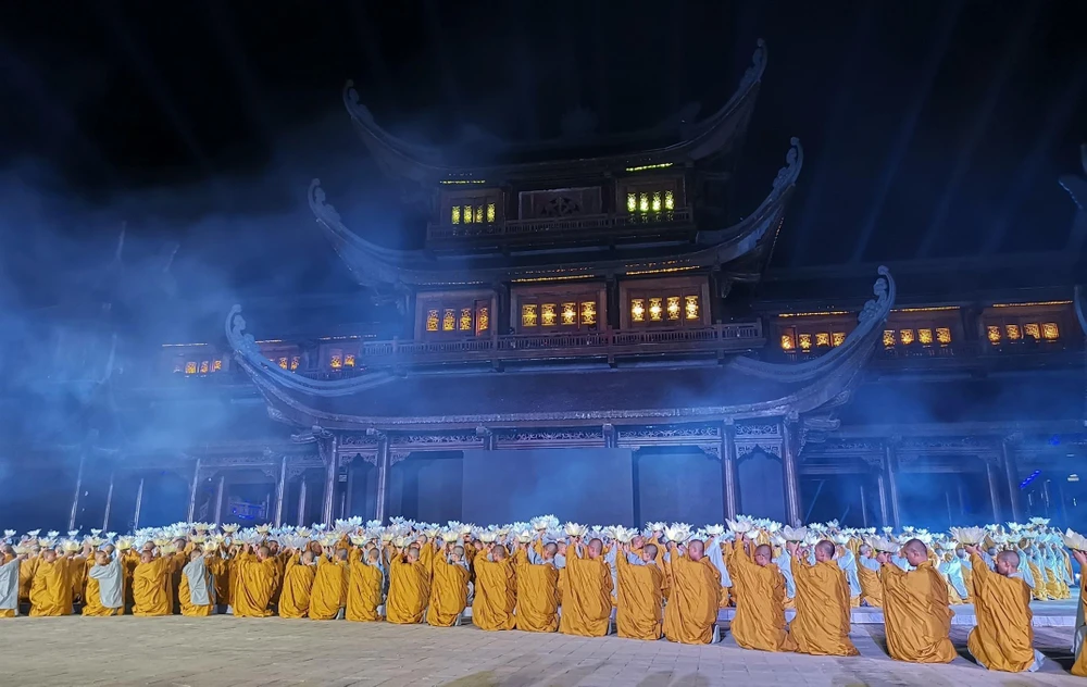 Chương trình giao lưu biểu diễn nghệ thuật quốc tế chào mừng Đại lễ Vesak Liên hợp quốc 2019 tại sân khấu quảng trường Tam quan chùa Tam Chúc. (Ảnh: Thành Đạt/TTXVN)