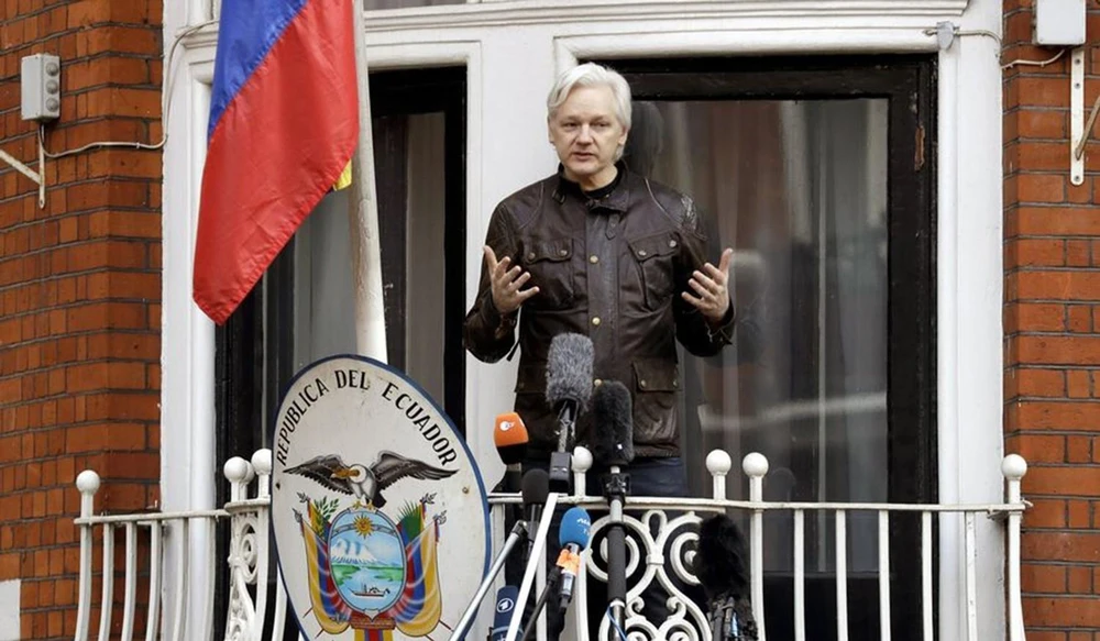 Nhà sáng lập WikiLeaks Julian Assange tại Đại sứ quán Ecuador ở London (Anh) tháng 5/2017. (Ảnh: AFP/TTXVN)