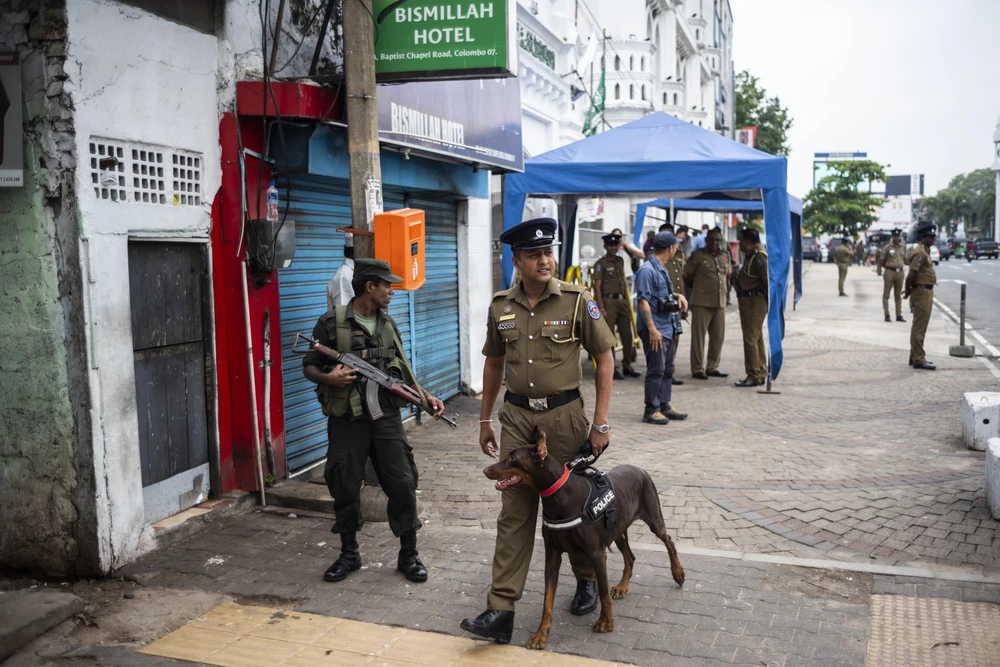 Lực lượng an ninh gác bên ngoài một đền thờ Hồi giáo ở Colombo, Sri Lanka ngày 26/4/2019. (Ảnh: AFP/TTXVN)