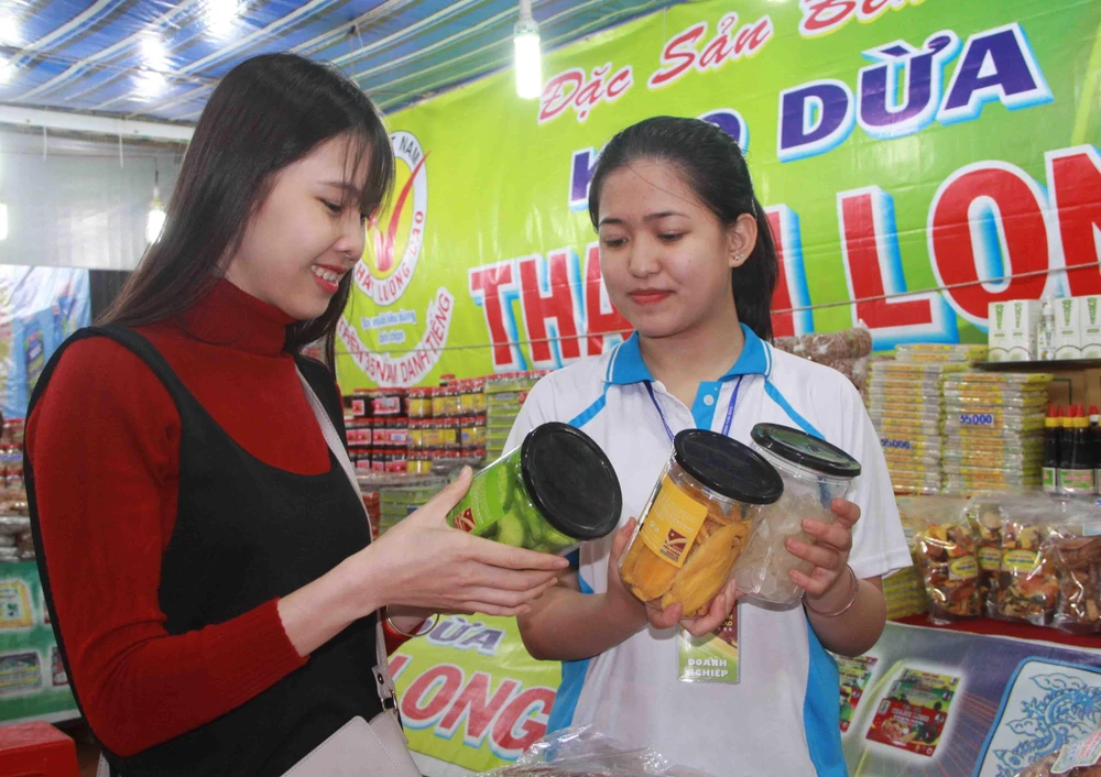 Ngày càng nhiều người tiêu dùng lựa chọn dùng hàng Việt Nam chất lượng cao. (Ảnh: Phạm Cường/TTXVN)