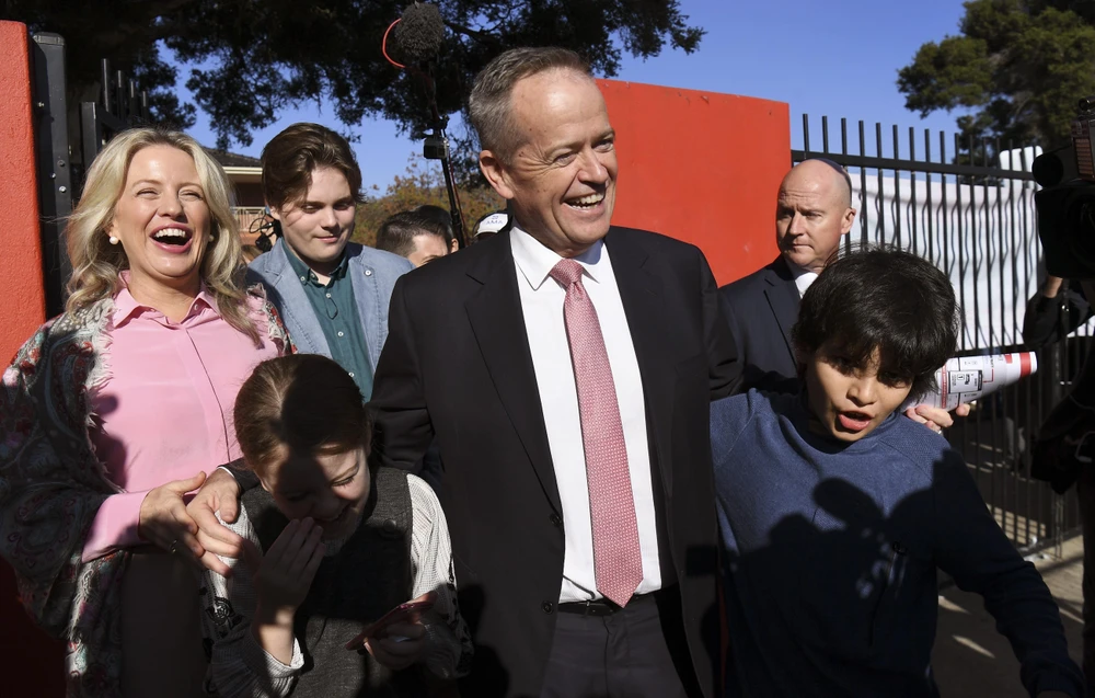 Lãnh đạo Công đảng đối lập ông Bill Shorten (giữa) tại một địa điểm bầu cử ở Melbourne ngày 18/5. (Ảnh: AFP/TTXVN)