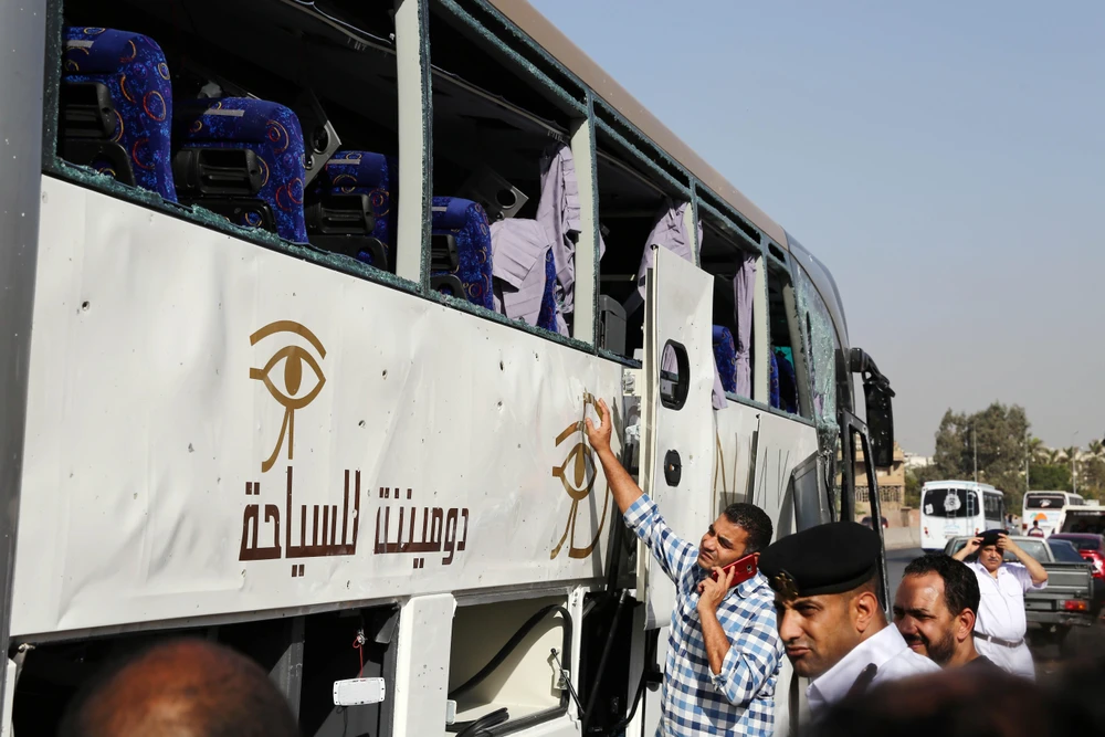 Hiện trường vụ nổ nhằm vào xe buýt chở khách du lịch gần Cairo, Ai Cập ngày 19/5/2019. (Ảnh: THX/TTXVN)