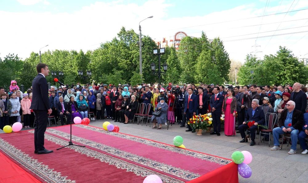 Lễ kỷ niệm 129 năm ngày sinh Hồ Chí Minh tại Ulianovsk thu hút hàng trăm người tham gia. (Ảnh: Lê Hằng/Vietnam+)