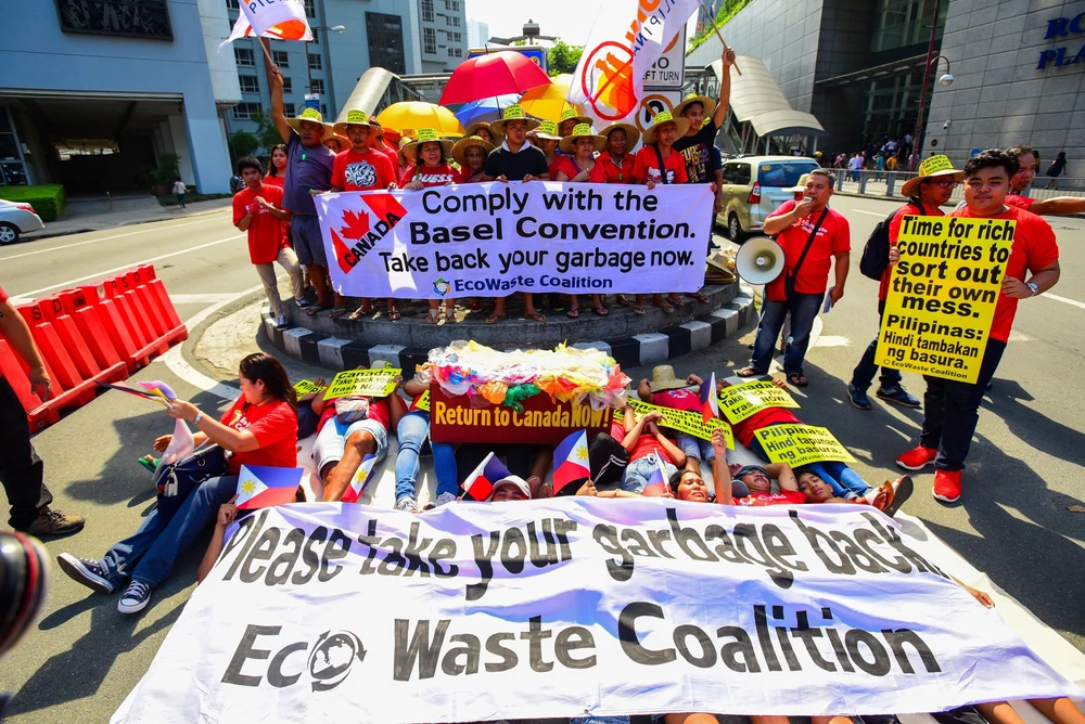 Các nhà hoạt động môi trường biểu tình bên ngoài Đại sứ quán Canada ở thủ đô Manila, ngày 21/5, yêu cầu Canada nhanh chóng chuyển rác thải khỏi Philippines. (Ảnh: AFP/TTXVN)