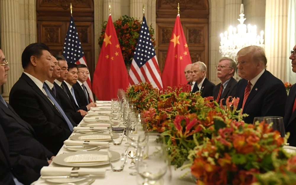 Tổng thống Mỹ Donald Trump trong cuộc gặp Chủ tịch Trung Quốc Tập Cận Bình (thứ 2, trái) bên lề Hội nghị thượng đỉnh G20 ở Buenos Aires, Argentina ngày 1/12/2018. (Ảnh: AFP/TTXVN)