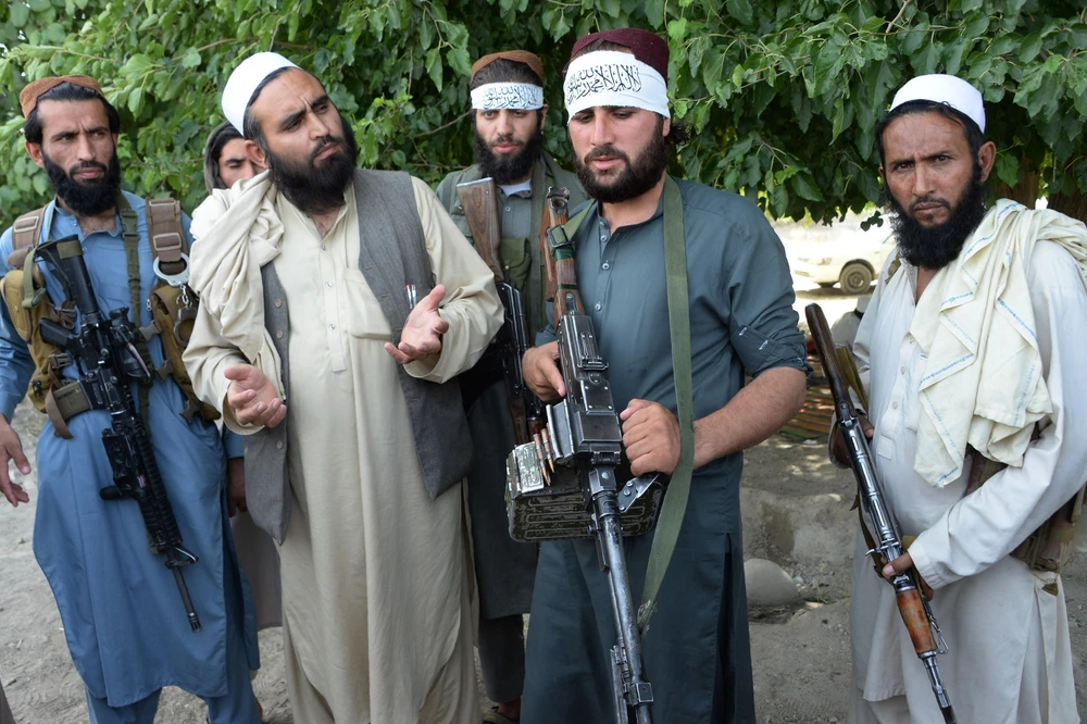 Các tay súng Taliban tại khu vực ngoại ô Jalalabad, Afghanistan, ngày 16/6/2018. (Ảnh: AFP/TTXVN)