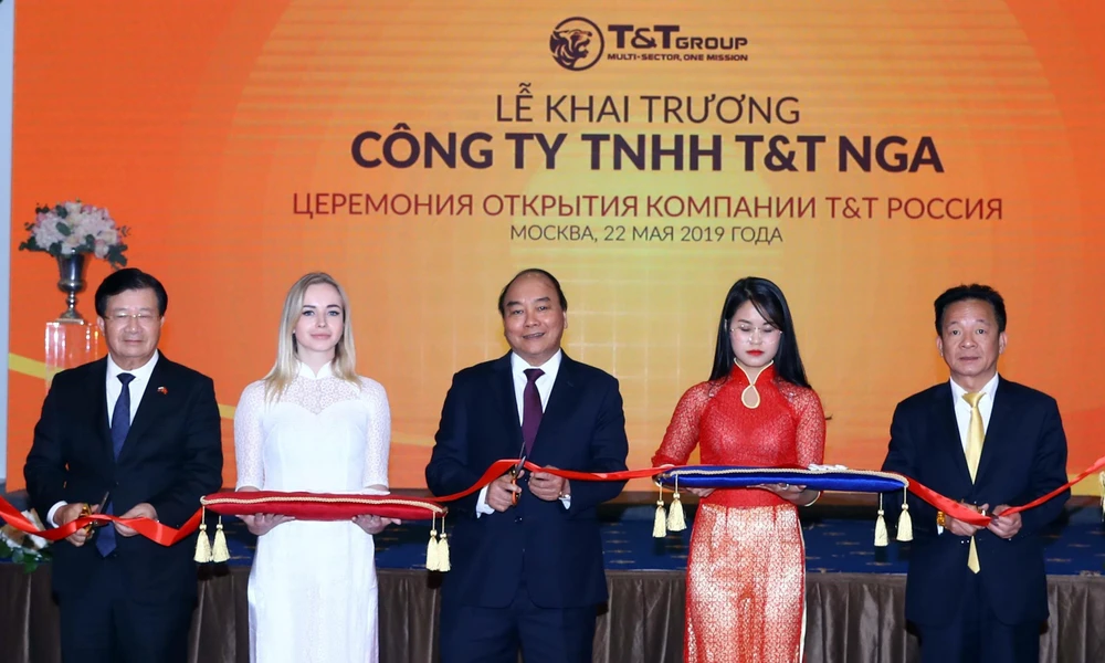 Thủ tướng Nguyễn Xuân Phúc và các đại biểu thực hiện nghi thức cắt băng khai trương Văn phòng Công ty TNHH T&T Nga. (Ảnh: Thống Nhất - TTXVN)