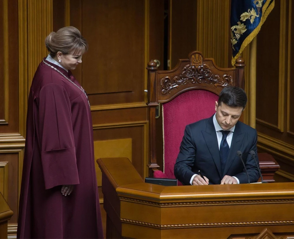 Tân Tổng thống Ukraine Volodymyr Zelenskiy (phải) tại lễ tuyên thệ nhậm chức ở Kiev ngày 20/5/2019. (Ảnh: AFP/TTXVN)