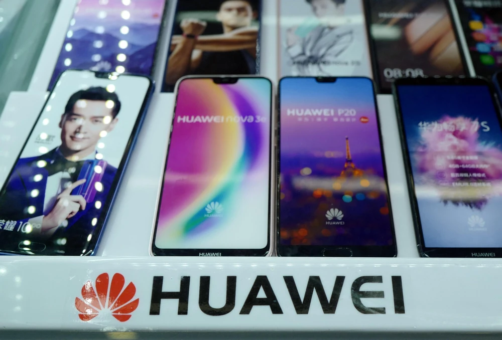 Biểu tượng của Huawei tại một cửa hàng ở Thượng Hải. (Ảnh: AFP/TTXVN)