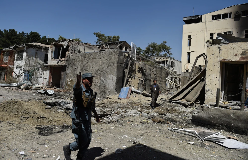 Lực lượng an ninh Afghanistan điều tra tại hiện trường một vụ đánh bom xe nhằm vào văn phòng tổ chức CARE quốc tế ở Shar-e-Naw, Kabul, ngày 6/9/2016. (Ảnh: AFP/ TTXVN)