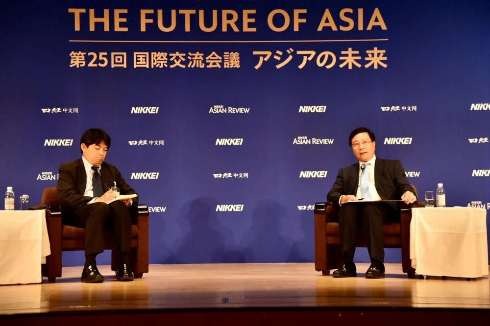  Phó Thủ tướng, Bộ trưởng Ngoại giao Phạm Bình Minh (phải) trả lời câu hỏi của các đại biểu tại Hội nghị. (Ảnh: Đào Tùng/TTXVN)