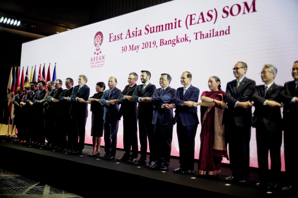 Các đại biểu dự Hội nghị các quan chức cao cấp các nước ASEAN và các nước tham gia Cấp cao Đông Á chụp ảnh chung. (Ảnh: TTXVN)