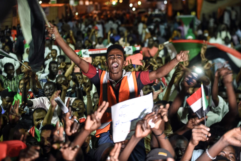 Người biểu tình tập trung tại thủ đô Khartoum, Sudan, ngày 19/5/2019. (Ảnh: AFP/TTXVN)