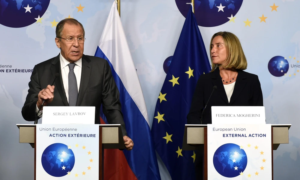 Ngoại trưởng Nga Sergei Lavrov (trái) trong cuộc báo chung với Cao ủy Liên minh châu Âu (EU) phụ trách chính sách an ninh và đối ngoại Federica Mogherini (phải) tại Brussels, Bỉ ngày 11/7/2017. (Ảnh: AFP/ TTXVN)