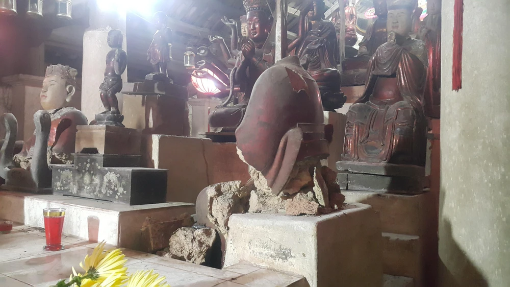 Hệ thống tượng quý làm bằng đất tại chùa Báo Ân, xã Đồng Quang, huyện Quốc Oai đang bị hủy hoại bởi thời tiết và thời gian. (Ảnh: Đinh Thuận/TTXVN)