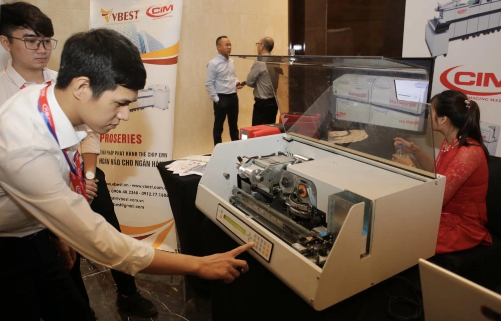 Trưng bày giới thiệu công nghệ và sản phẩm thẻ chíp nhựa tại triển lãm công nghệ ngân hàng (Banking Việt Nam 2019). (Ảnh: Trần Việt/ TTXVN)
