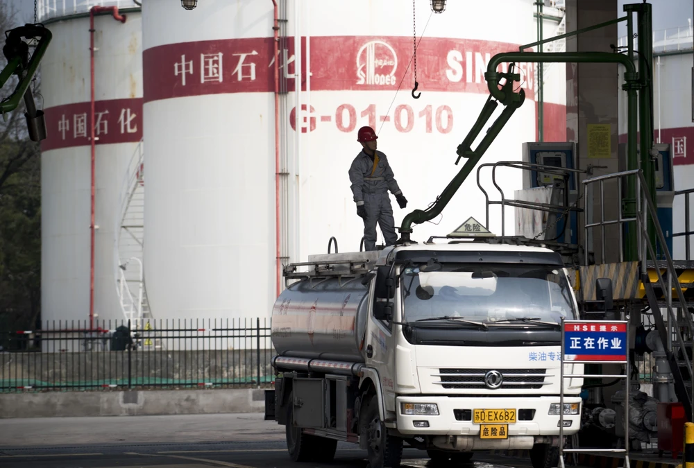 Một trạm xăng ở Thượng Hải, Trung Quốc. (Ảnh: AFP/ TTXVN)