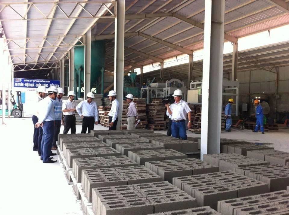 Sản xuất vật liệu xây dựng không nung tại Nhà máy của Công ty CP Đại Hồng Sơn, phường Kim Dinh, thành phố Bà Rịa. (Ảnh: TTXVN)