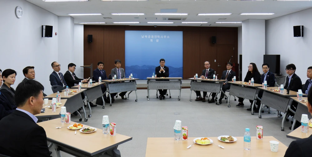 Bộ trưởng Thống nhất Hàn Quốc Kim Yeon-chul (giữa) thăm Văn phòng Liên lạc liên Triều tại thành phố Kaesong, Triều Tiên ngày 8/5. (Ảnh: YONHAP/TTXVN)